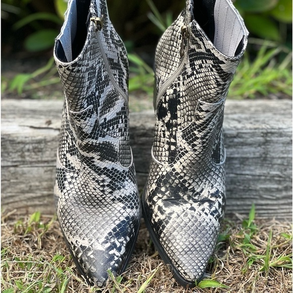 𝅺BLONDO VELLA BOOTIE (B7120) Size 9.5 - Picture 3 of 8